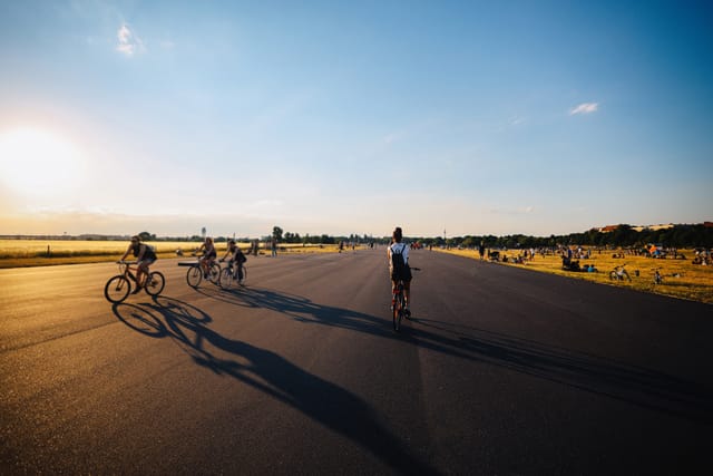 Ein Foto mit Blick über das Tempelhofer Feld.